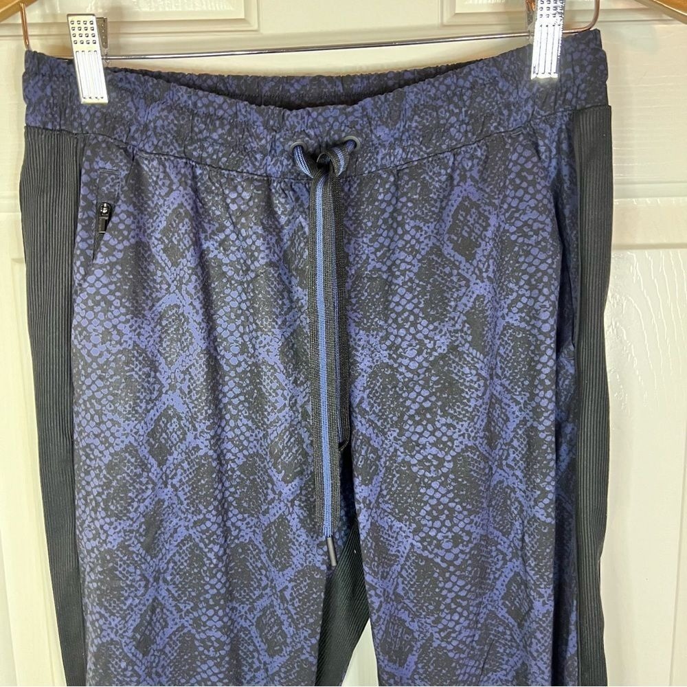 Athleta Brooklyn Blue Python Print Jogger Size 4 … - image 8